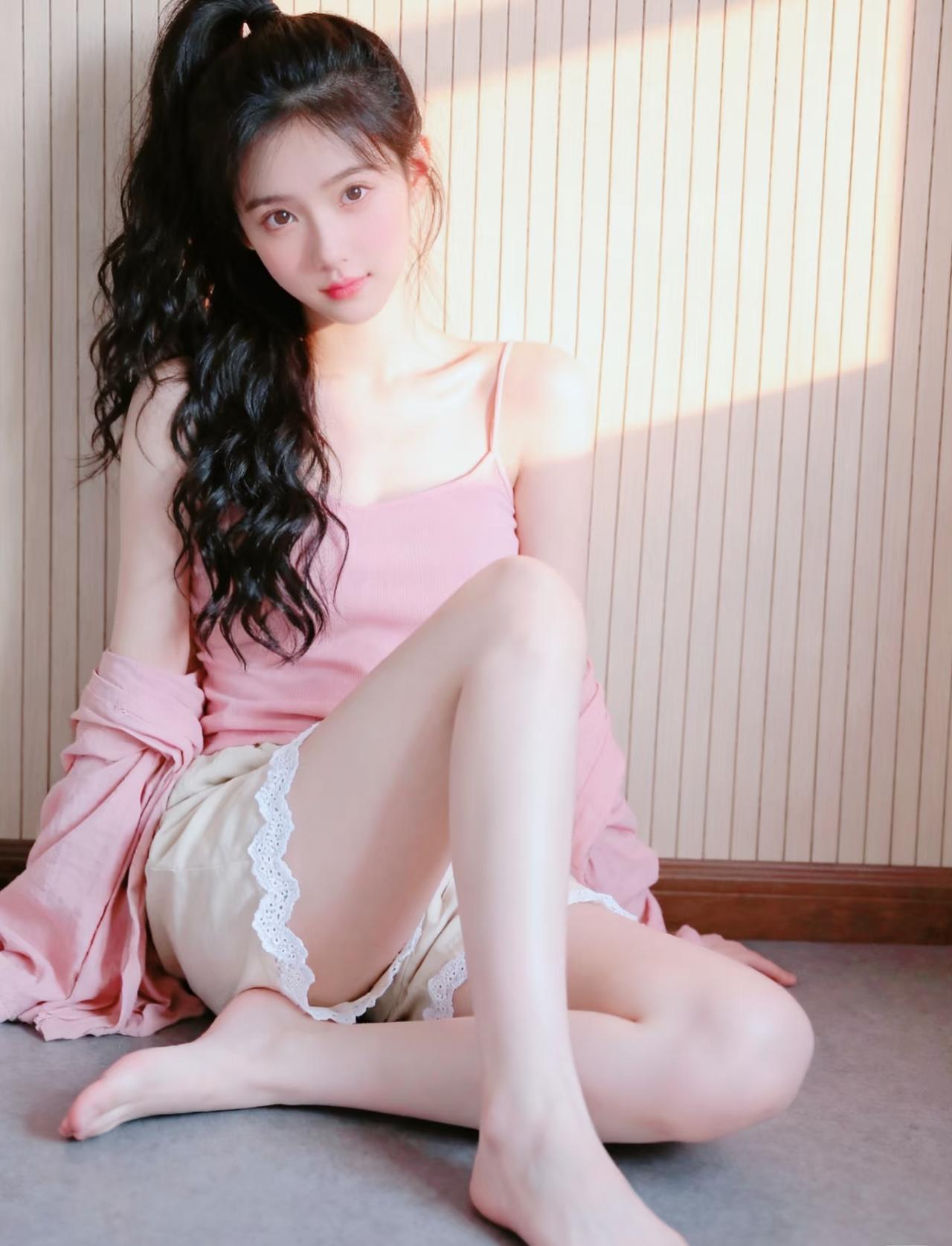 少女心爆棚的粉色睡衣，甜美笑容，阳光洒进来的温暖瞬间。

粉色甜美睡衣 温柔少女