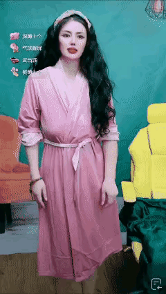 怎么说呢，你说她擦边吧，人家啥都没露，你说她正常直播吧，看着还有点膈应。
直播间