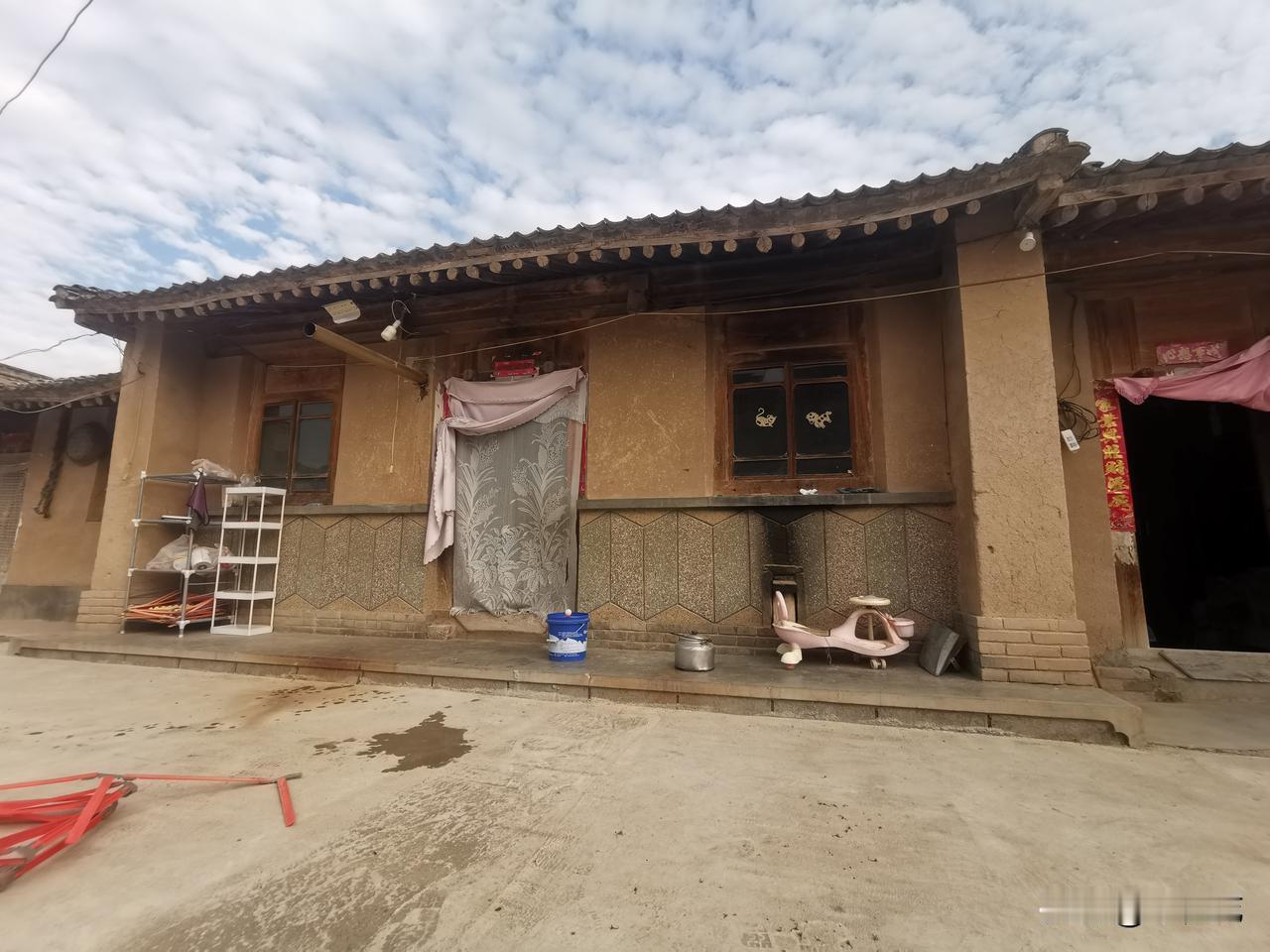 接连下了几天的暴雨，气温骤降，不在高温蒸笼似的天气了，气温转凉。下暴雨的时候，我