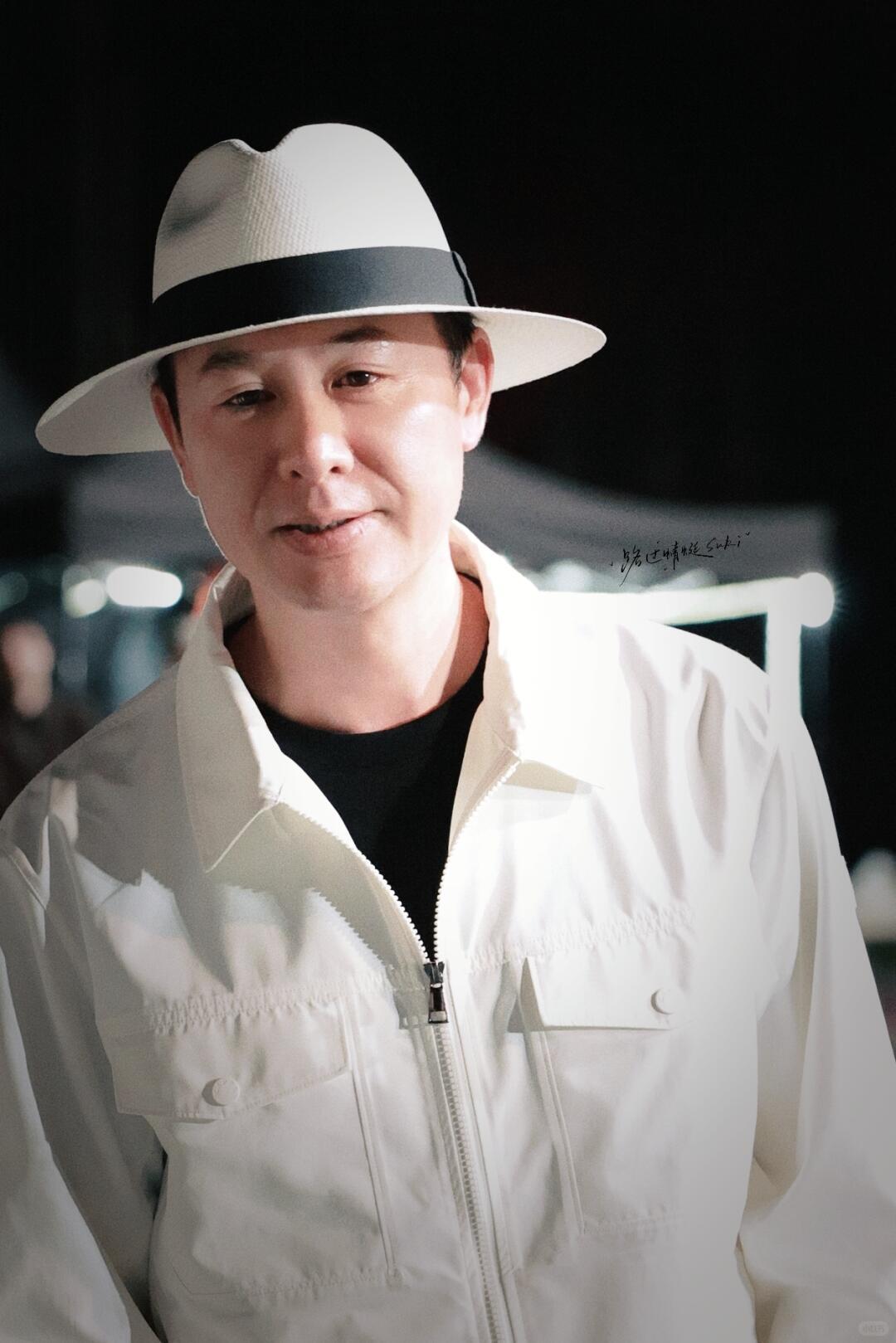 对，张颂文现在确实在拍/待播两部反腐涉案剧，而且都是大制作、反派男主。
 
1）