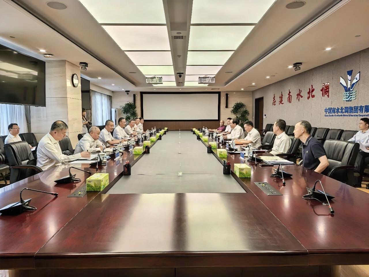 6月30日，中国中铁党委书记、董事长陈文健与中国南水北调集团党组书记、董事长汪安