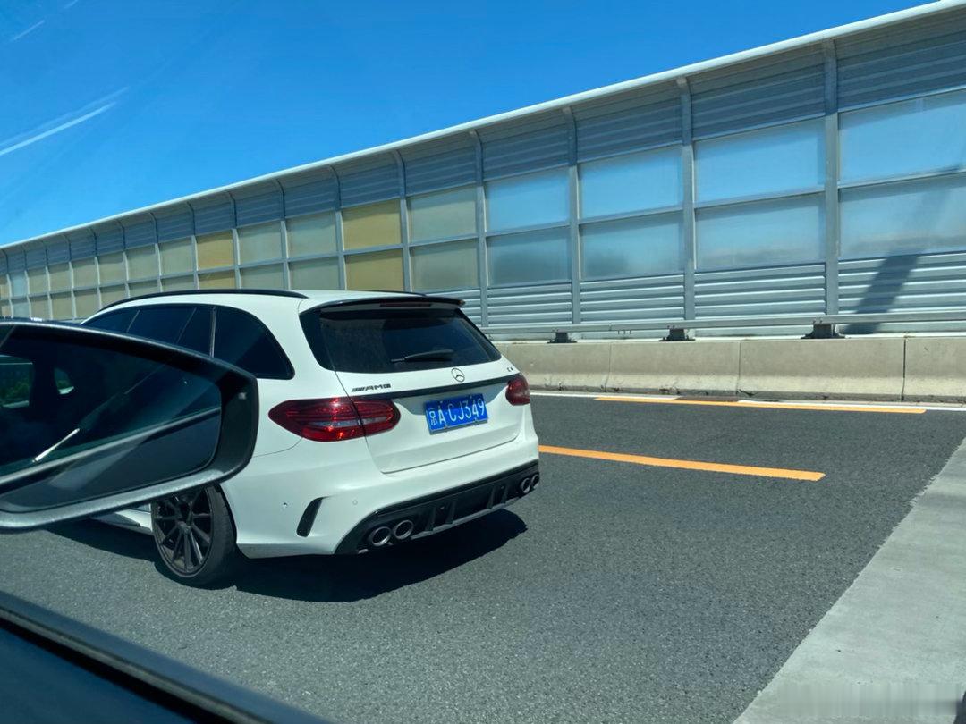 奔驰AMG C43掉了，原地少俩缸