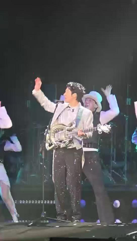 王力宏点歌也是从从容容游刃有余 王力宏点歌太从容了！演唱会随机点歌零压力，粉丝点