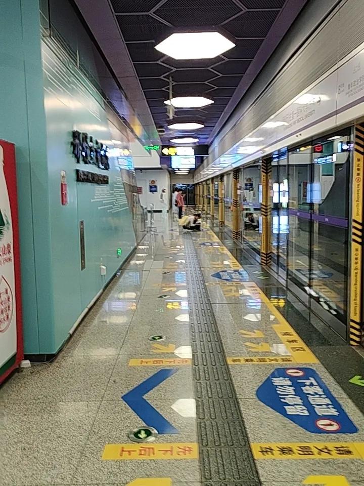 不懂就问
地铁修在地下三四十米以下的地方，还这么宽敞，空间如此之大，要挖出很多土