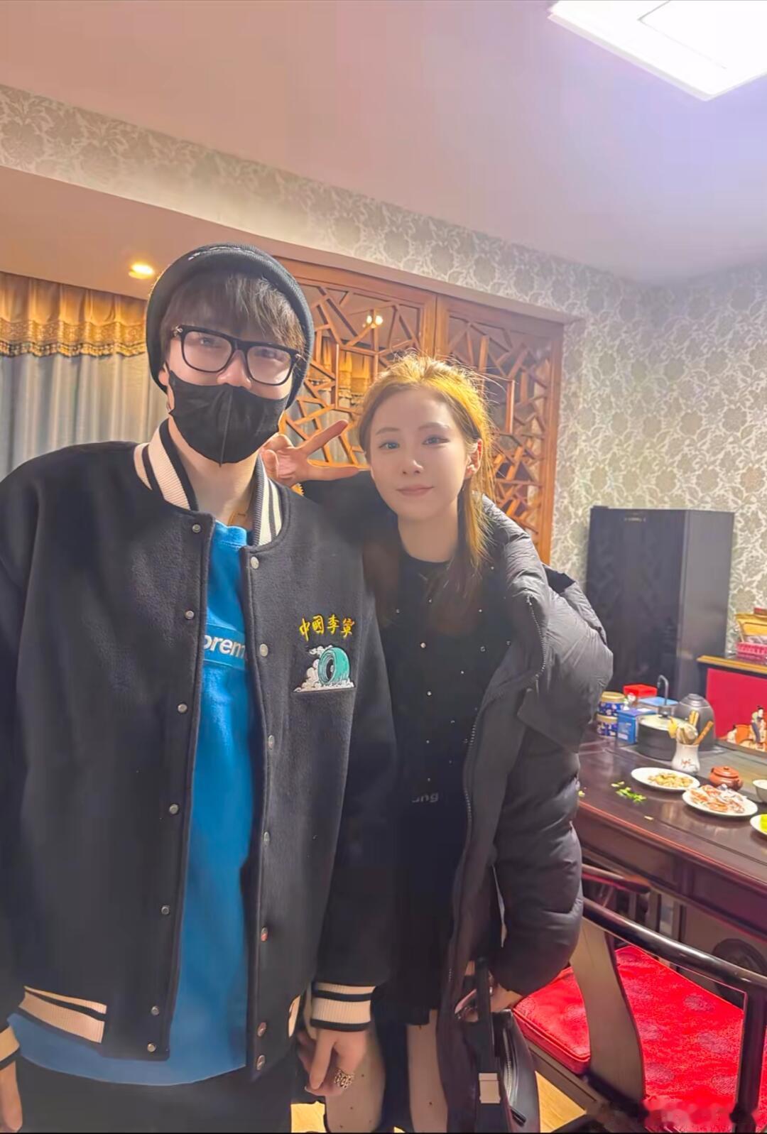 王楚钦最新合照，想看戴眼镜的这不就有了嘛，耶耶好帅！ 