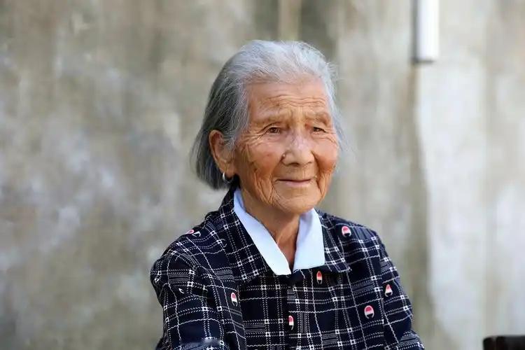 人过七十不添衣
       先说“七十不添衣”。很多人认为“七十不添衣，八十不