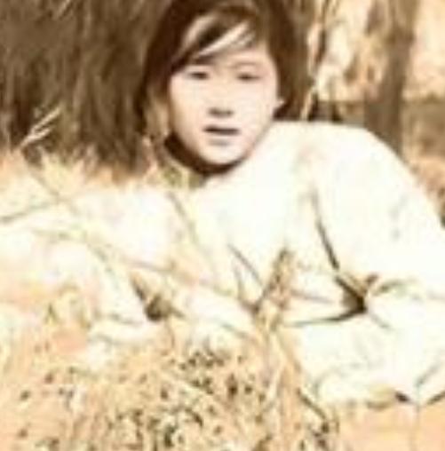 1938年5月，台儿庄战役中，女护士刘守玫正要抢救受伤的连长，突然，一个军官挥刀