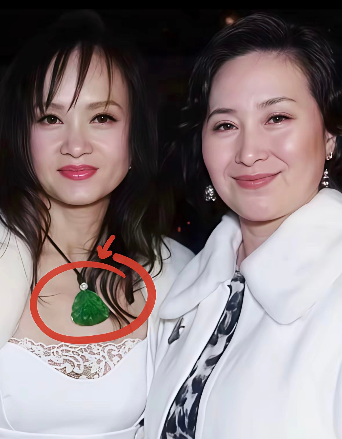 何超琼同框合照里，身旁竟是周大福老板娘叶美卿。坐拥千亿黄金珠宝版图，她身上一枚百