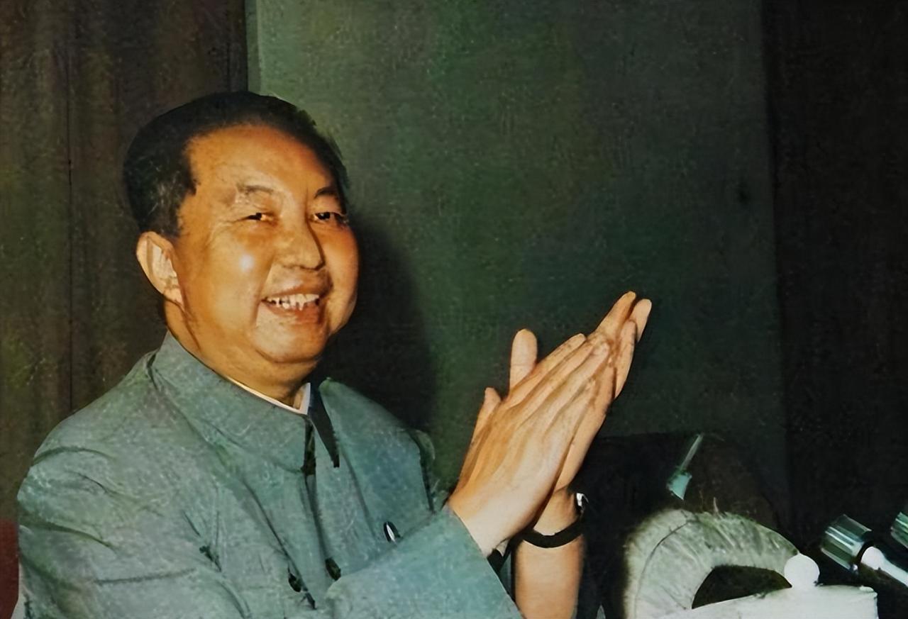 1974年华国锋便装参加女儿家长会，说了一番话，场下掌声不断

1974年，华国
