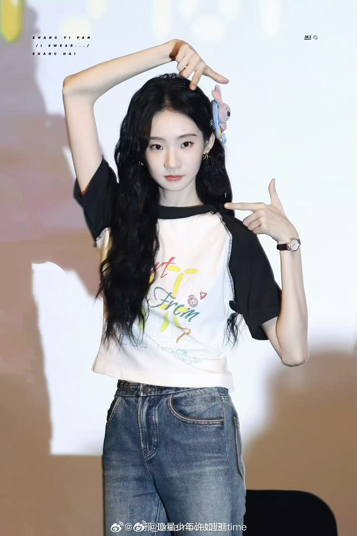 张艺凡民国大小姐 素色旗袍加身的张艺凡，直接化身民国大小姐！清冷气质与温婉仪态并