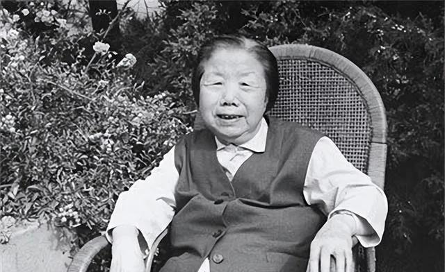 1992年7月11日，邓颖超去世后，她的秘书赵炜向中央提出了四个要求。然而，中央