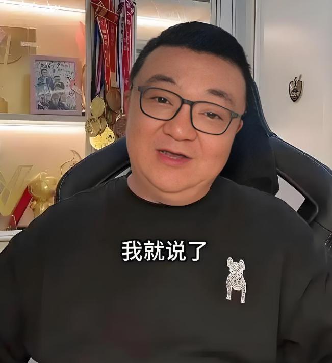 不厌其烦，声嘶力竭地和球迷就吴曦是不是被网曝叫喊着，董某人可能觉得自己很仗义，很