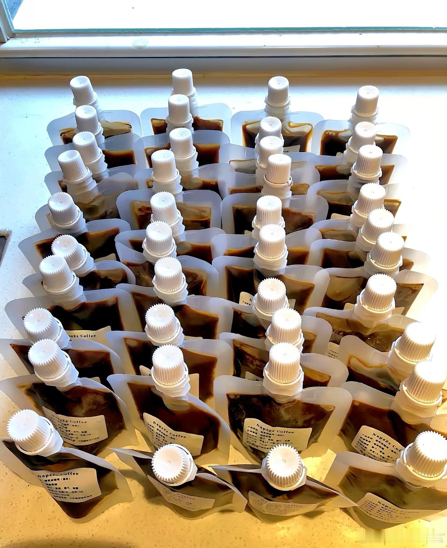 瑞幸咖啡降价好！极好！愿各位的每一杯美式都是为了消肿而不是续命！瑞幸咖啡咖啡[超