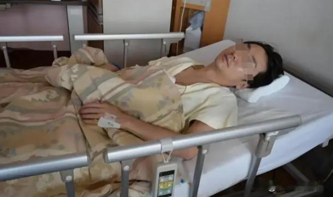 河南，一男子因瘫痪崩溃，每天闹着要自杀，妻子不堪其扰，将农药放在了男子床头后离去