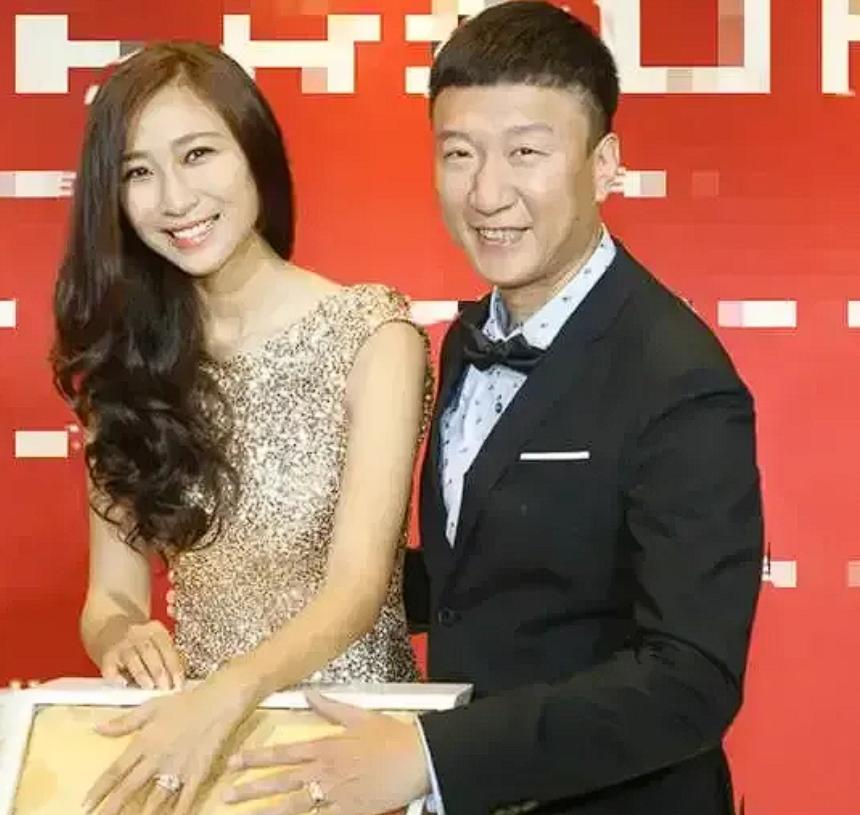 2002年，功成名就的孙红雷忙了一天后回到家，看到43岁的同居女友丁嘉丽正在蓬头