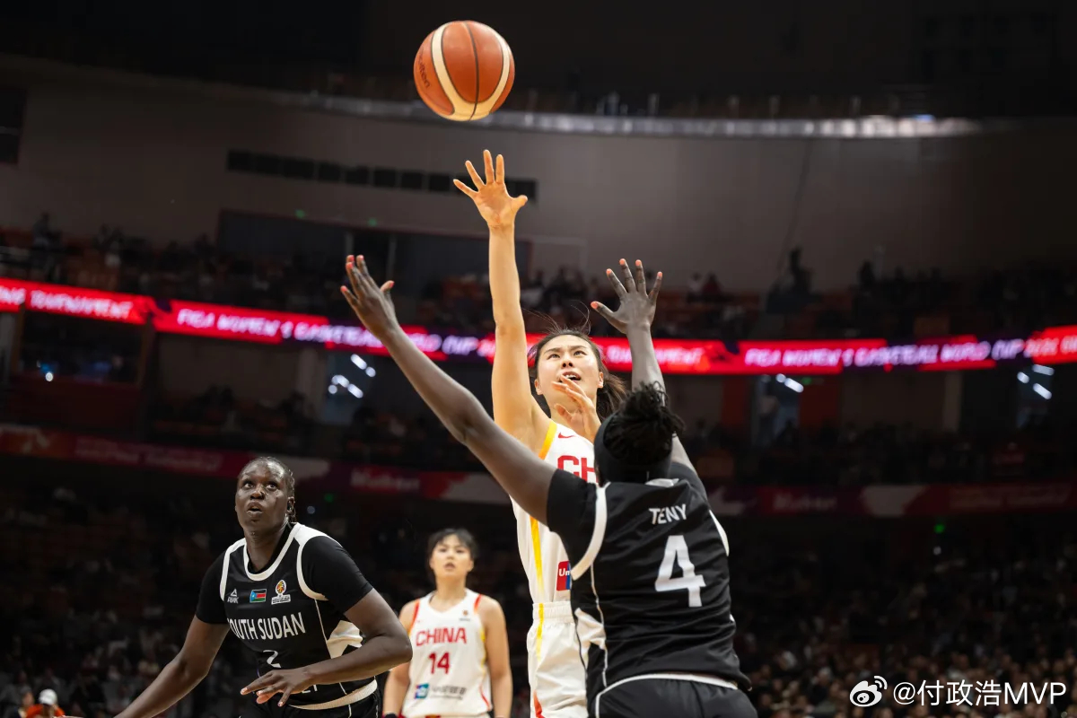 中国女篮战胜南苏丹女篮  老将王思雨依旧是后卫线技术最全面、投射最果敢的选手，她