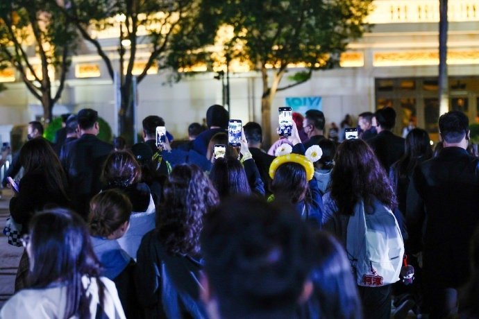 刘宇宁打卡尖叫之夜破亿角色立牌刘宇宁打卡破亿角色立牌 尖叫之夜刘宇宁一到场就冲南