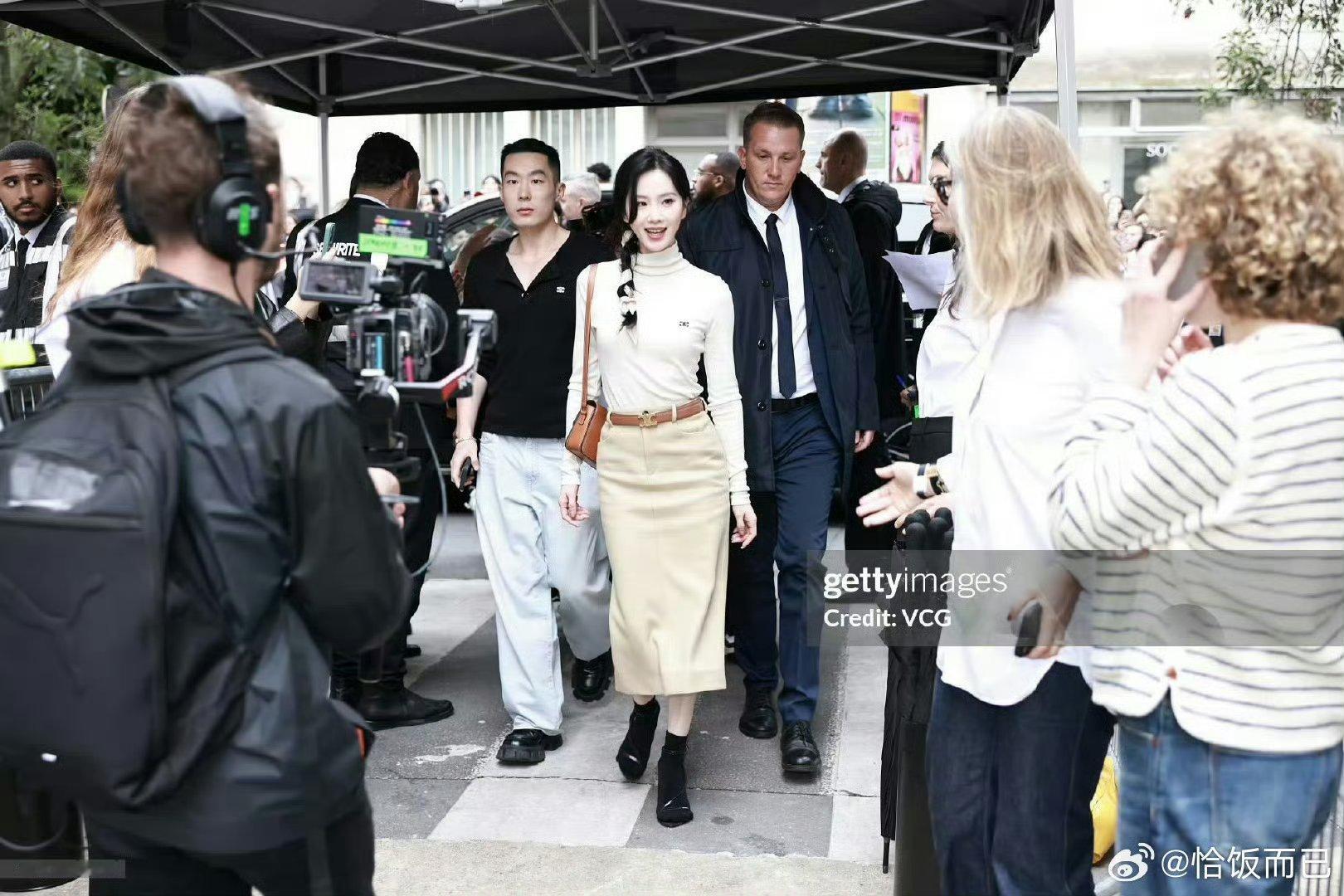 刘诗诗站姐G社分站又贡献好图了[努力] ​​​一姐体态太好了 ​​​