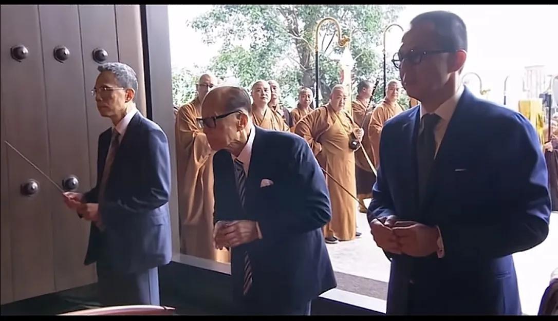 李嘉诚确实老了，快一百岁了吧。