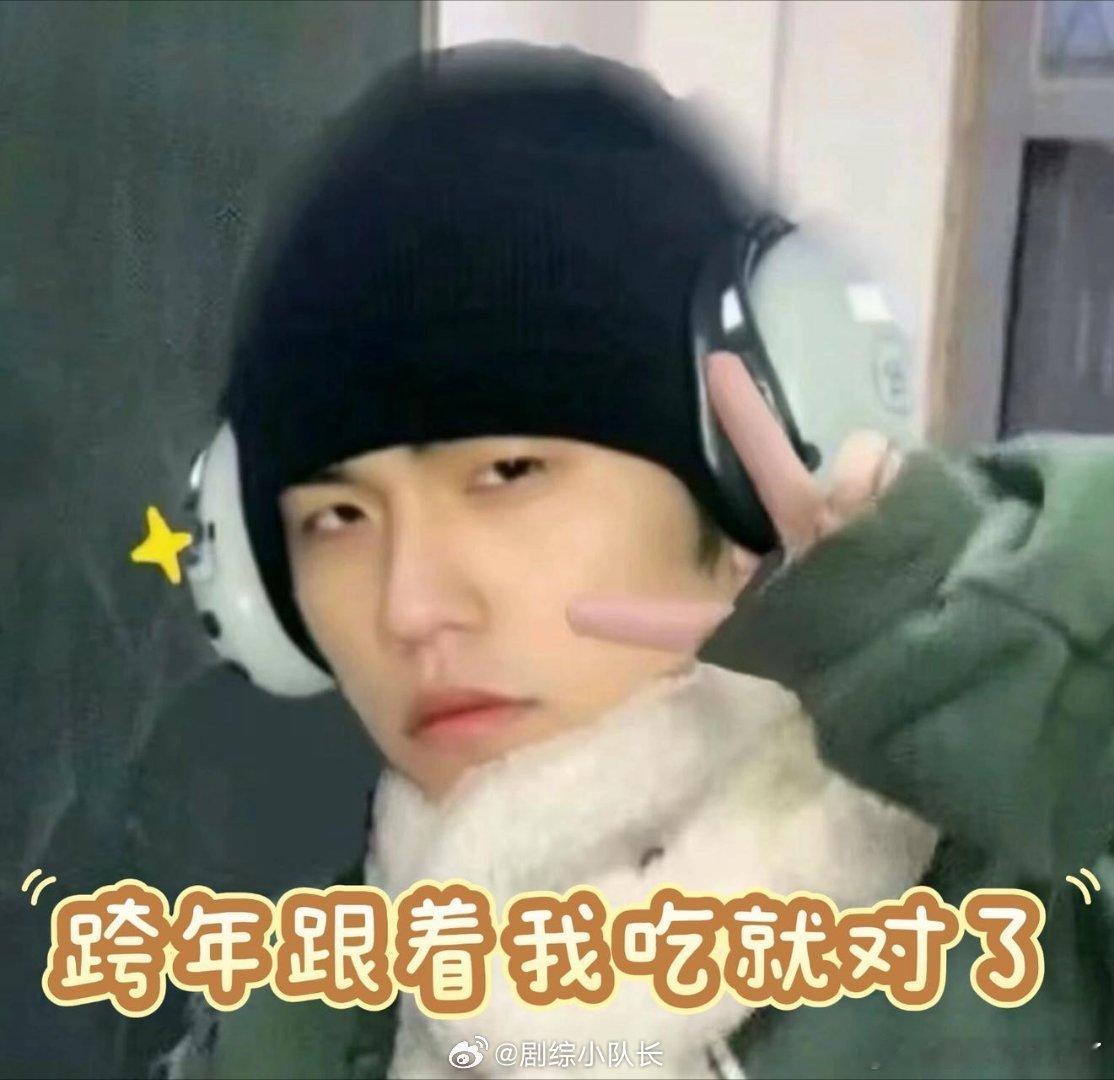 周杰伦在吃上还是太爱老己了 录歌要配奶茶续能，巡演不忘逛遍各地小吃，从武汉热干面