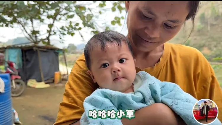 寓意非凡的名字“包小草”。
         包哥给小燕子添了后代，取名包小草。