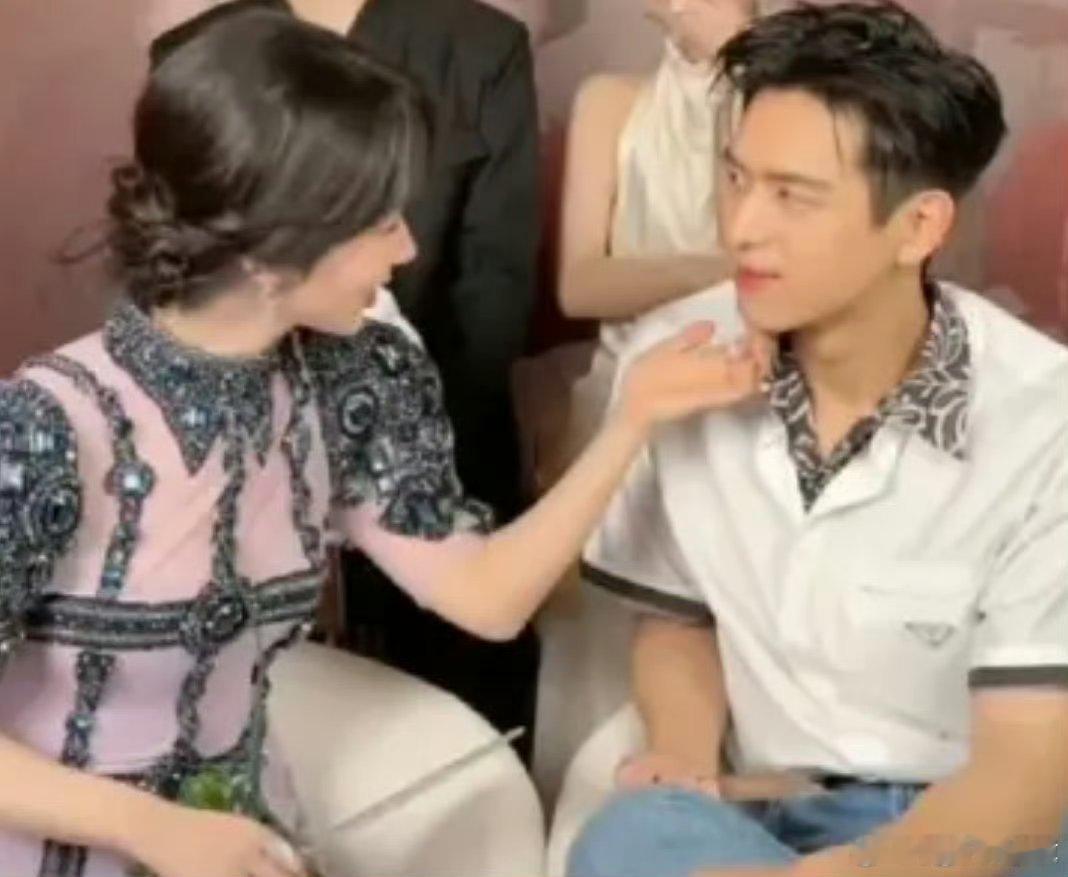 嗑到李现杨紫像呼吸一样简单 李现杨紫的互动自带结界，线上演技炸裂有火花，线下营销
