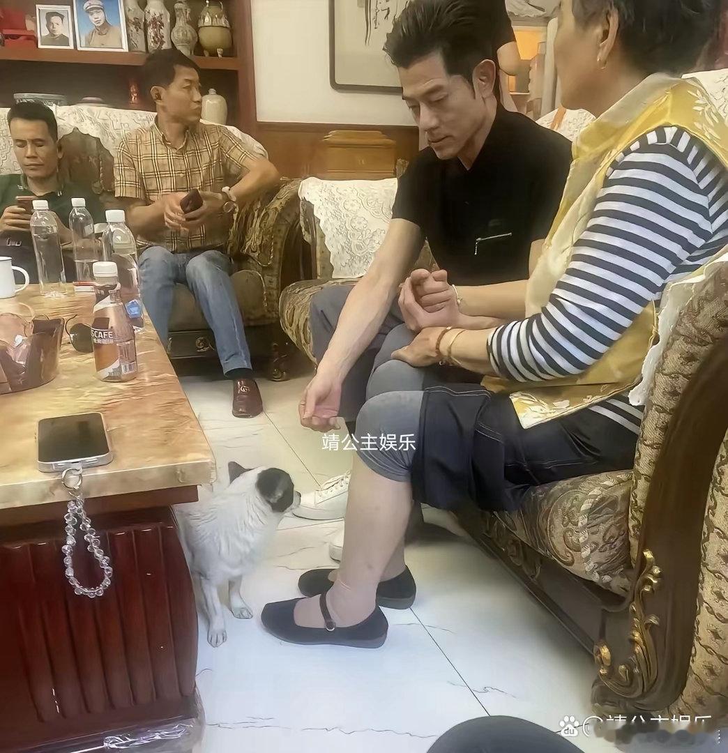 61岁郭富城陪老婆方媛回安徽老家探亲，到女方亲戚家做客。他打扮时尚有型，身材保持