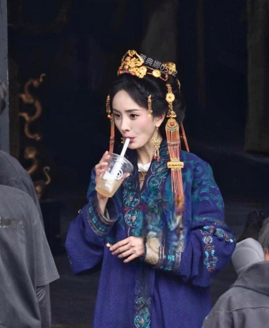 杨幂新剧瘦得都嗦腮了，虽然瘦了显得凌厉霸气，但年龄感也上来了 