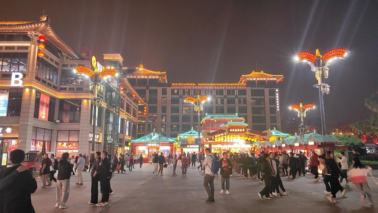 繁华夜市，人潮涌动，灯火辉煌，尽享美食与繁华。