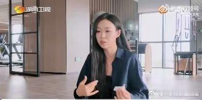 管乐没想到性格比作品火 湖南卫视背后管乐在《乘风2025》里靠性格狂揽人气，本人