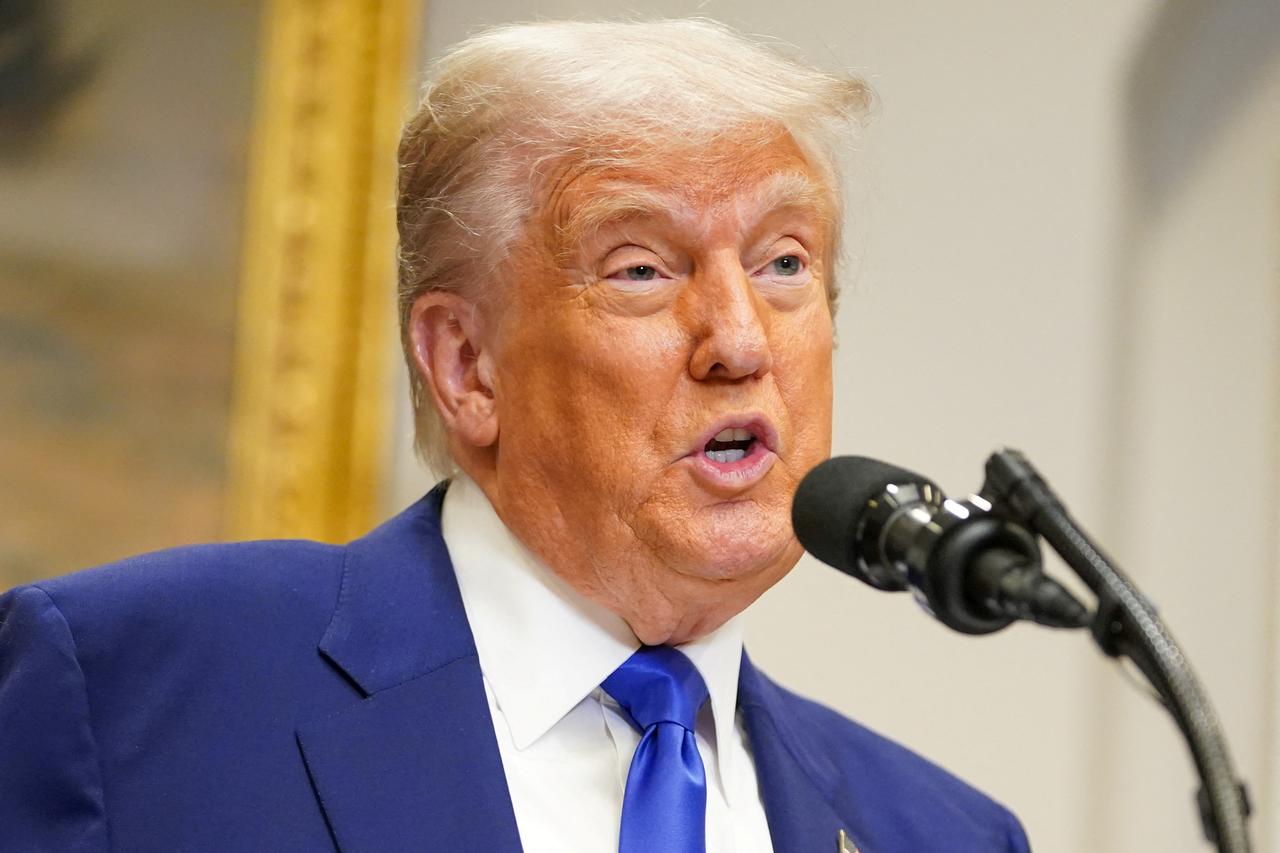 特朗普怀疑欧盟没英国忠诚，威胁再加关税

欧盟还在想方设法讨好特朗普，甚至有意用