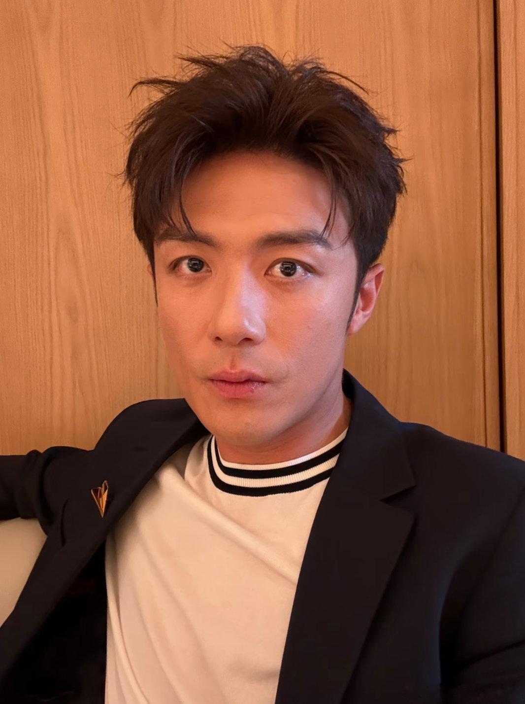 来个人给我找出他这两张自拍照表情的区别。 