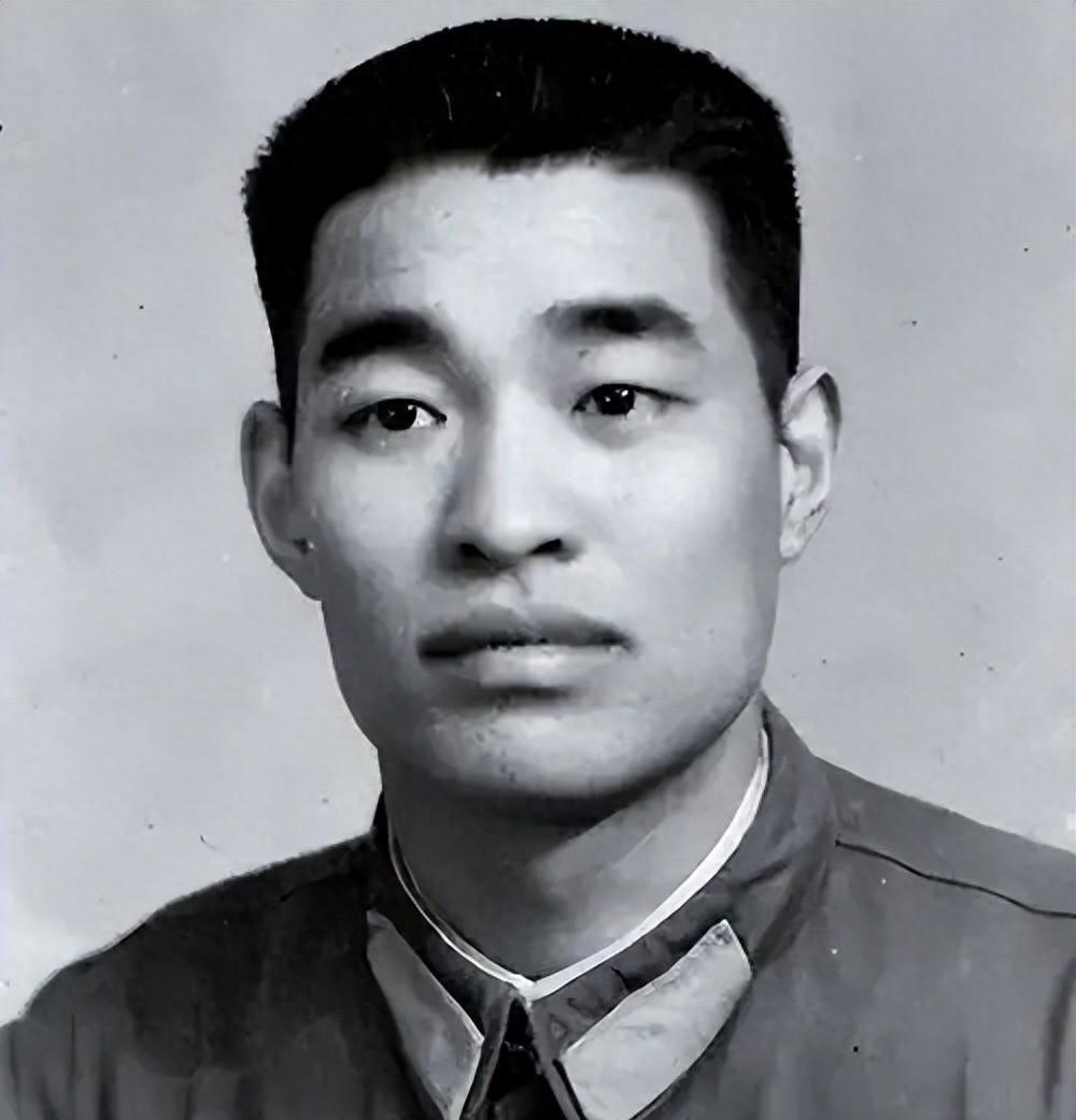 他32岁从副师级直接提升为大军区副职，35岁却被免职，如此经历最终如何收场？
1