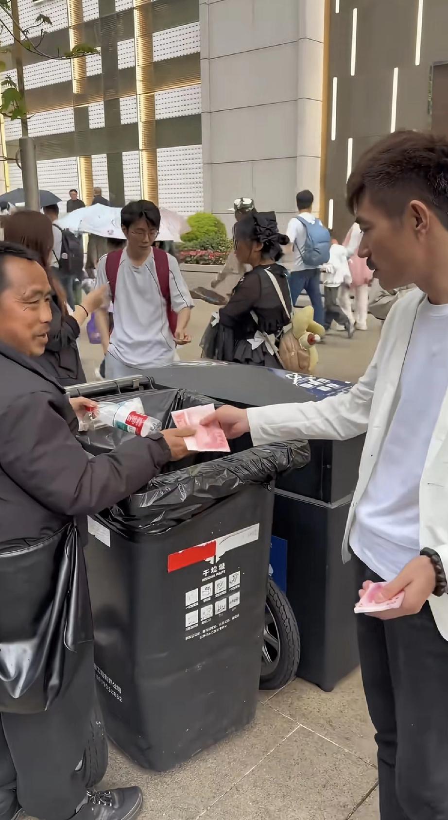 街头暖心一幕：小伙见拾荒老人辛苦，挨个递现金送温暖
 
上海街头偶遇特别戳心的一