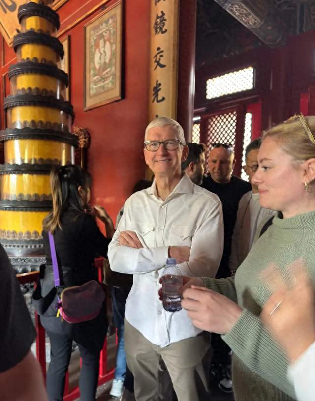 5岁库克在北京游玩！皱眉抱臂头顶秃了，跟美女合影保镖表情亮了