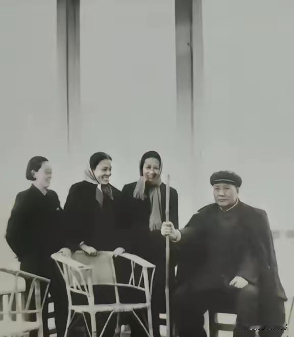 站在老人家旁边的这三个女子，细看了几遍，也没有认出来她们是谁，如果光凭猜测的话，