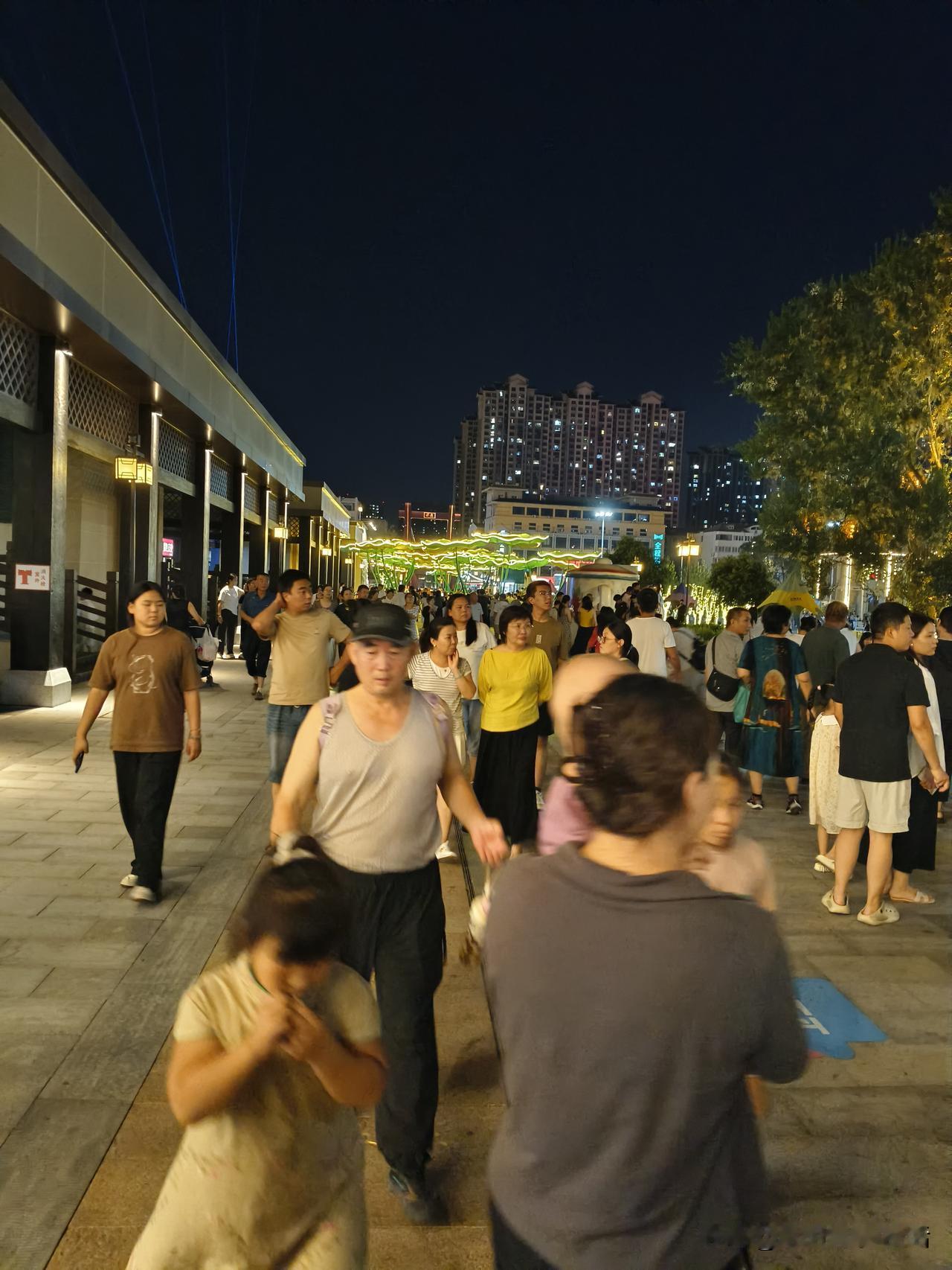 夜晚人潮涌动的热闹街区。