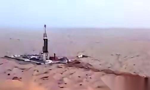 很多人对塔克拉玛干有个误区：觉得只要把沙子拨开，地下就该冒黑金。
事实正相反，中