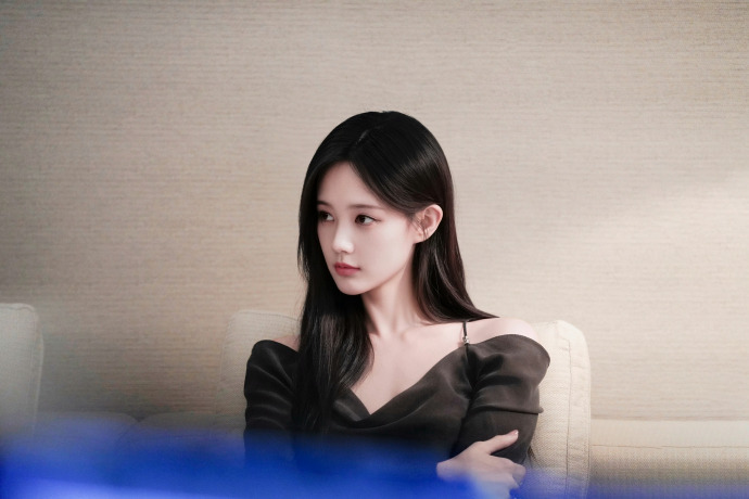 李一桐演啥像啥 《美人余》开播首日就爆火 热度直冲22714 登顶2026萤火单