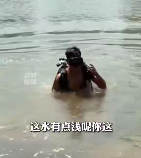 西安，一名男子手机不慎掉进河道，里面存着重要资料，他不想就此放弃，网上找来专业打
