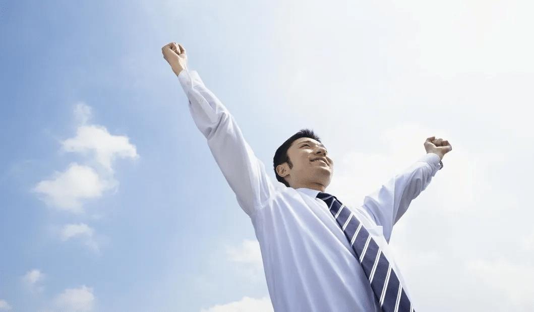 真正的高手从不是锋芒外露，而是自带磁场让人忍不住靠近。
情绪稳如泰山，泰山崩于前