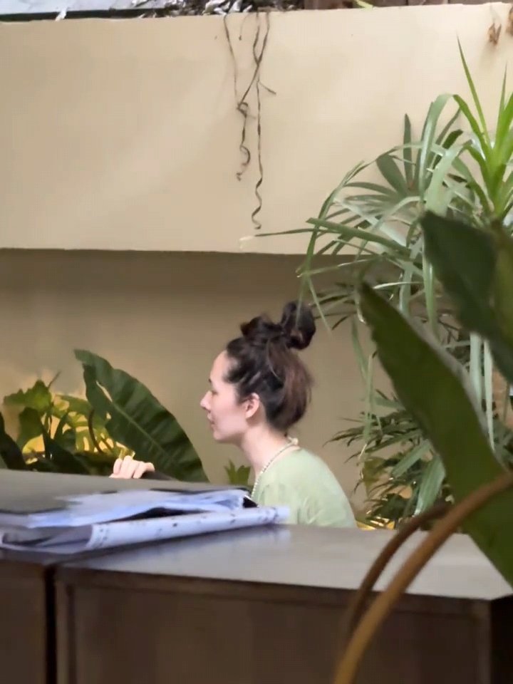 西双版纳偶遇郭碧婷西双版纳偶遇素颜郭碧婷西双版纳偶遇郭碧婷，头发就这样随意的扎起
