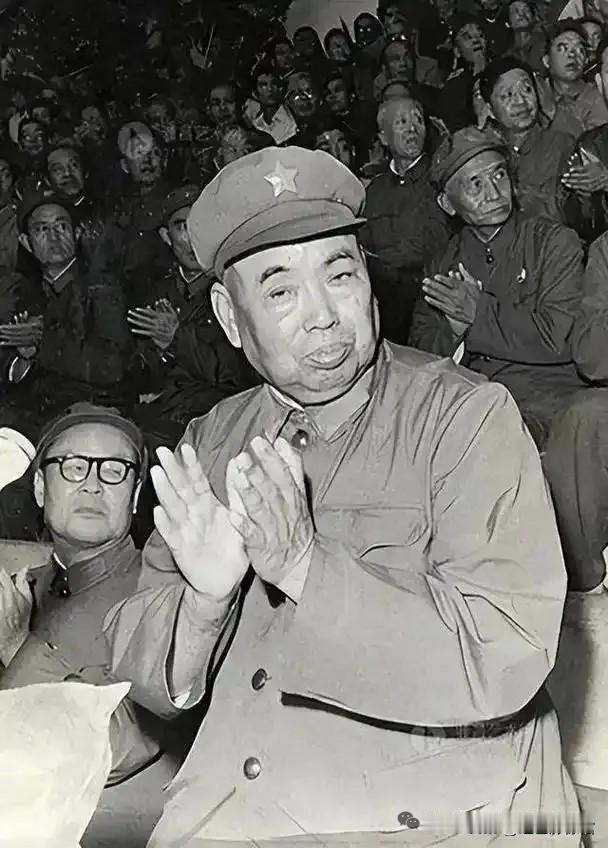 第一张照片里，开国上将许世友身处战士中间，与基层官兵亲切交流，他神态随和，和战士