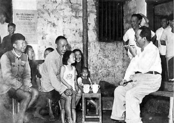 毛主席最喜欢与人民群众打交道，每次与老百姓在一起，总是笑逐颜开，是发自内心的亲近