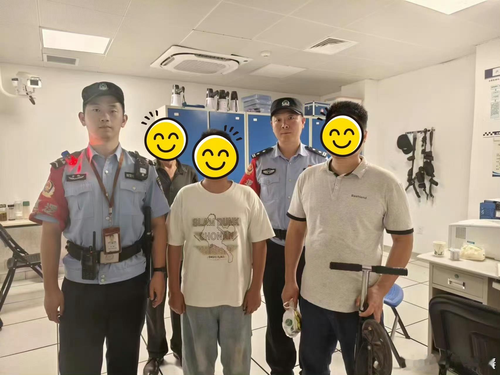 #男孩地铁站走失民警辅警帮其找到家人#9月16日，安徽，一位男孩在地铁5号线内和