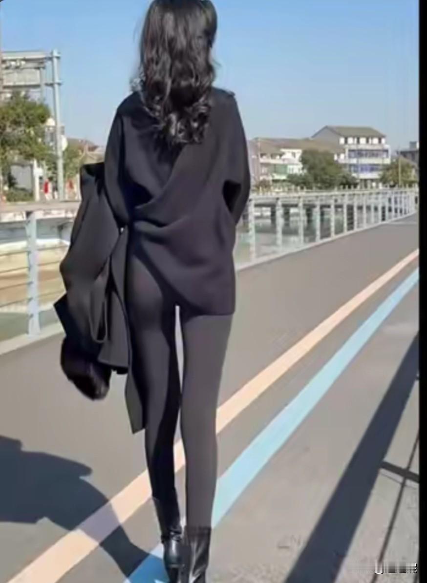 女人,是美貌重要,还是气质重要?
女人美貌和气质哪个重要？
这个问题就像问你甜豆