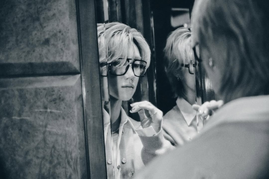 巴塞尔官方发了徐明浩这排面太🈶了！浅金发色搭配黑红撞色造型 认真驻足看展、和艺