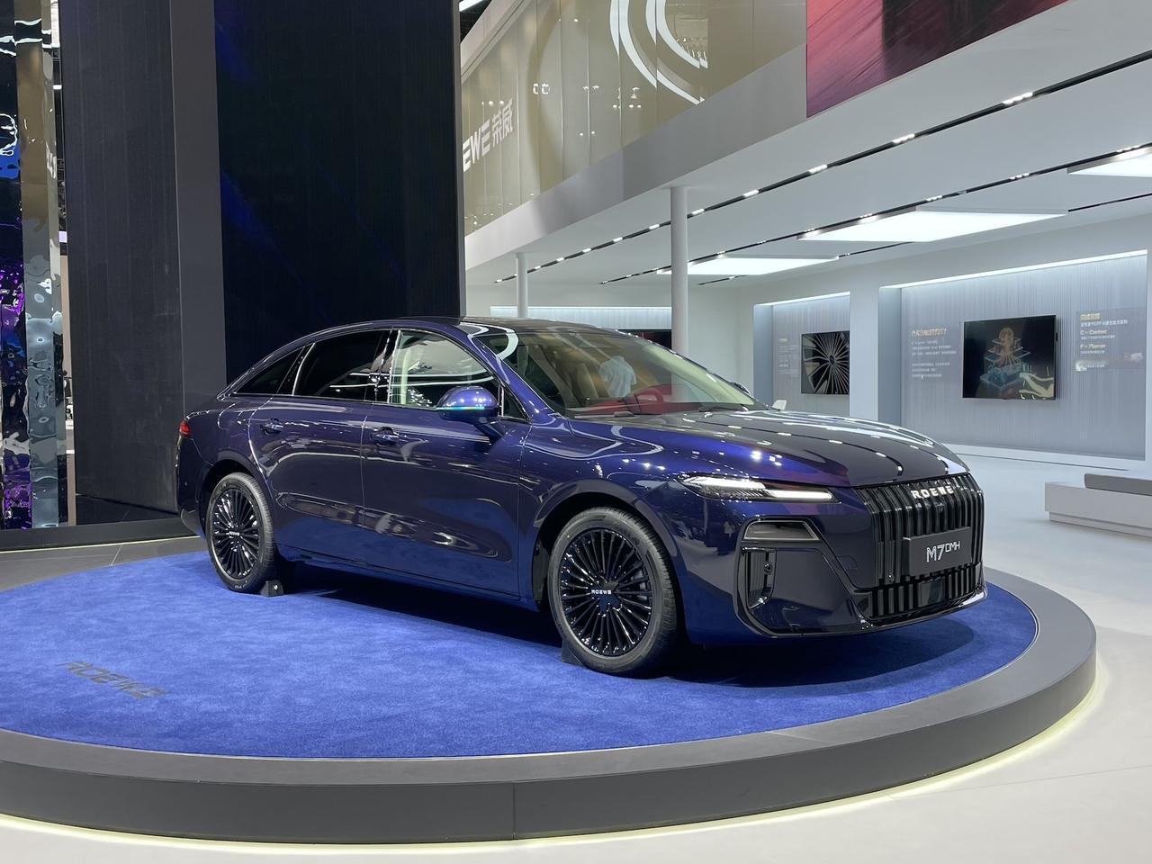 黑，是秦国的国色，秦始皇的龙袍也是黑色的。主流审美当中，黑，神秘而高级，还代表着