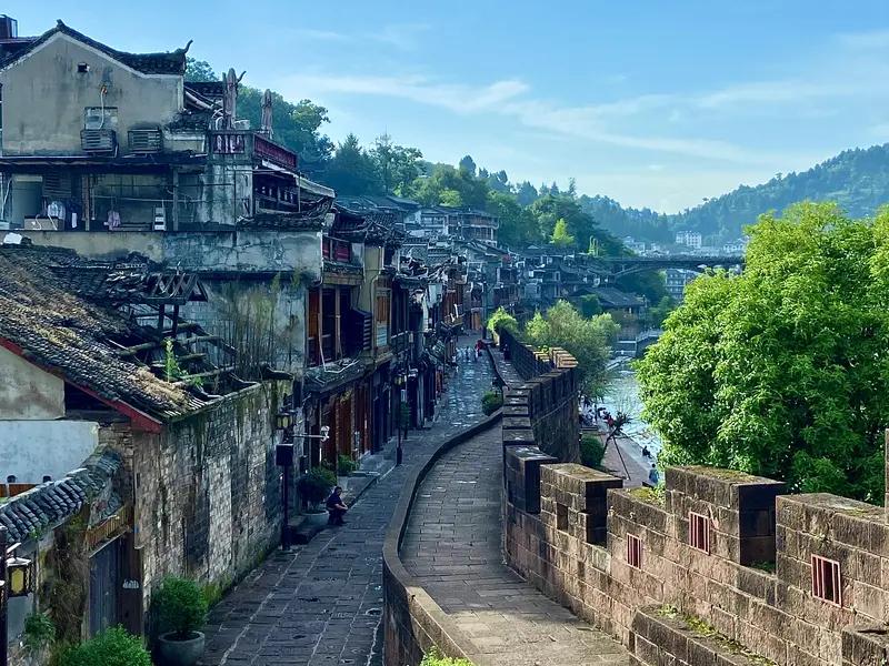 凤凰古城的旅游服务特色十足。住宿上，客栈极具韵味，很多临江而建。推窗就能看到悠悠