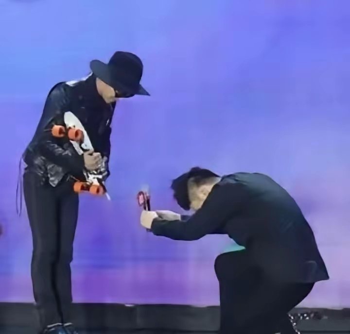一个中国主持人，为一个韩国明星下跪颁奖，让大众很不理解。2013年，一个颁奖典礼
